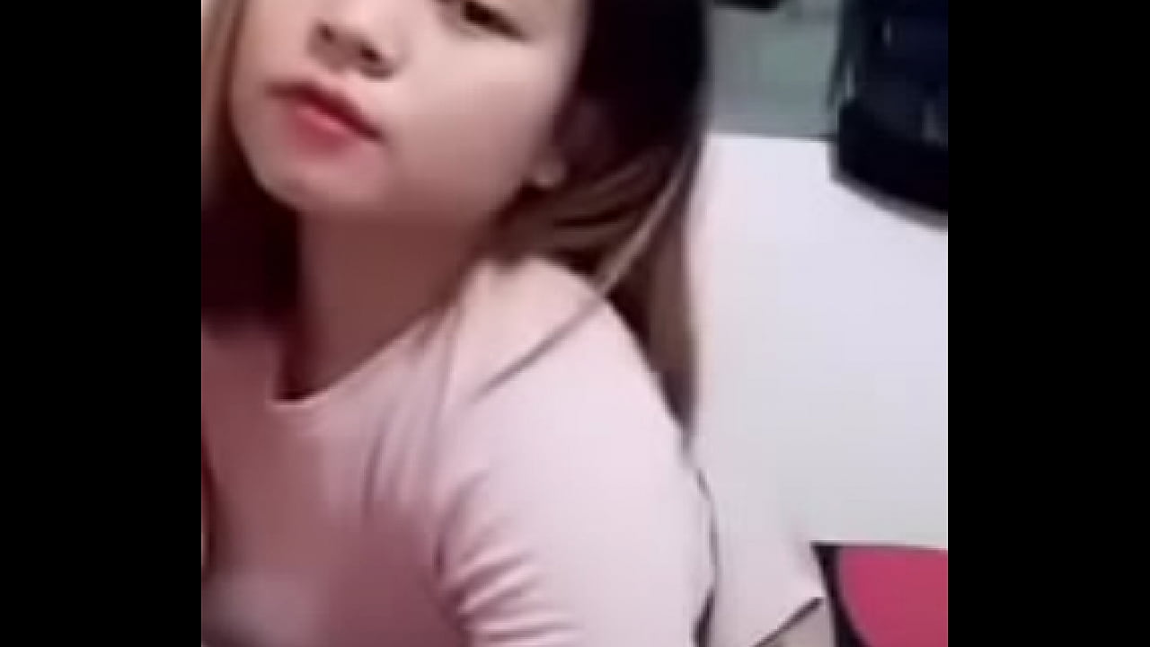 Em gái xinh khoe hàng trên uplive