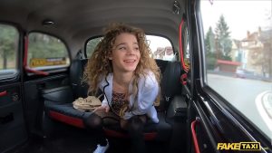 Vừa ngồi trên  xe vừa cho anh đóng gạch trên xe phê quá đi