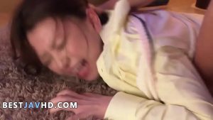 Úp thìa đụ bé ngon dâm đãng dưới sàn nhà phê lòi