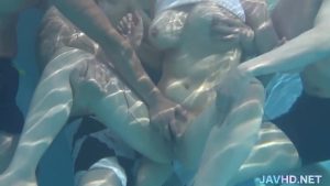 Làm tình bé vú bự dâm đãng dưới nước móc bướm sướng đỉnh chóp