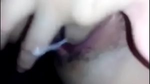 Em tự thẩm móc lỗ lồn nứng dâm quá trời