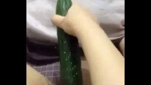 Em đĩ dâm tự sướng bằng dưa leo dâm quá