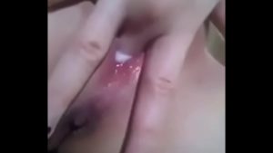 Cô em xinh móc lồn đẹp rỉ nước dâm điên