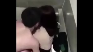 Quay lén cặp đôi địt nhau trong toilet công cộng